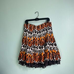 Patterned skirt with lace trim
